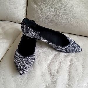 Guess Black and White Pumps